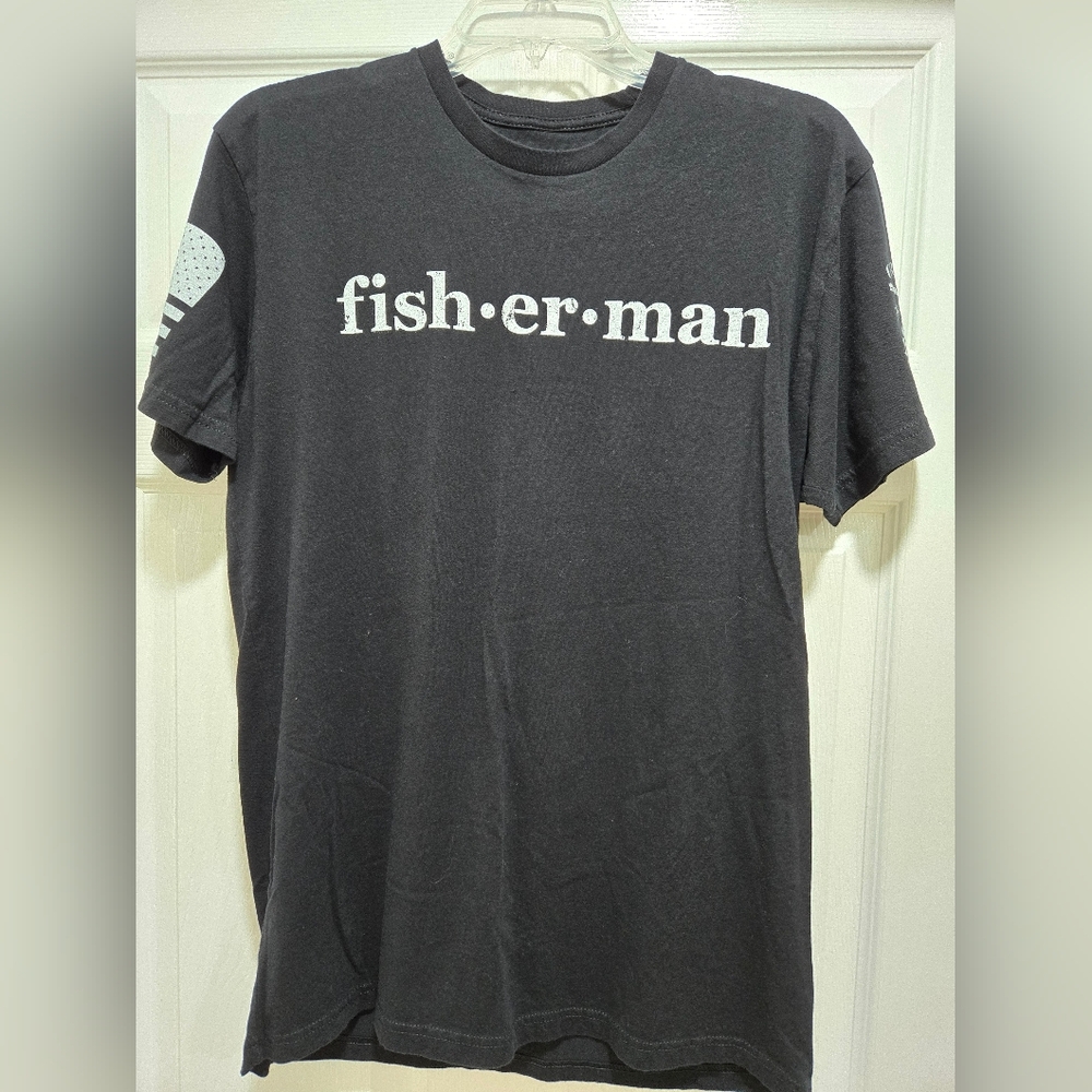 Clothes~Mens Black Graphic T-shirt GRUNT STYLE Fisherman! Sz Medium~Unisex. EUC!